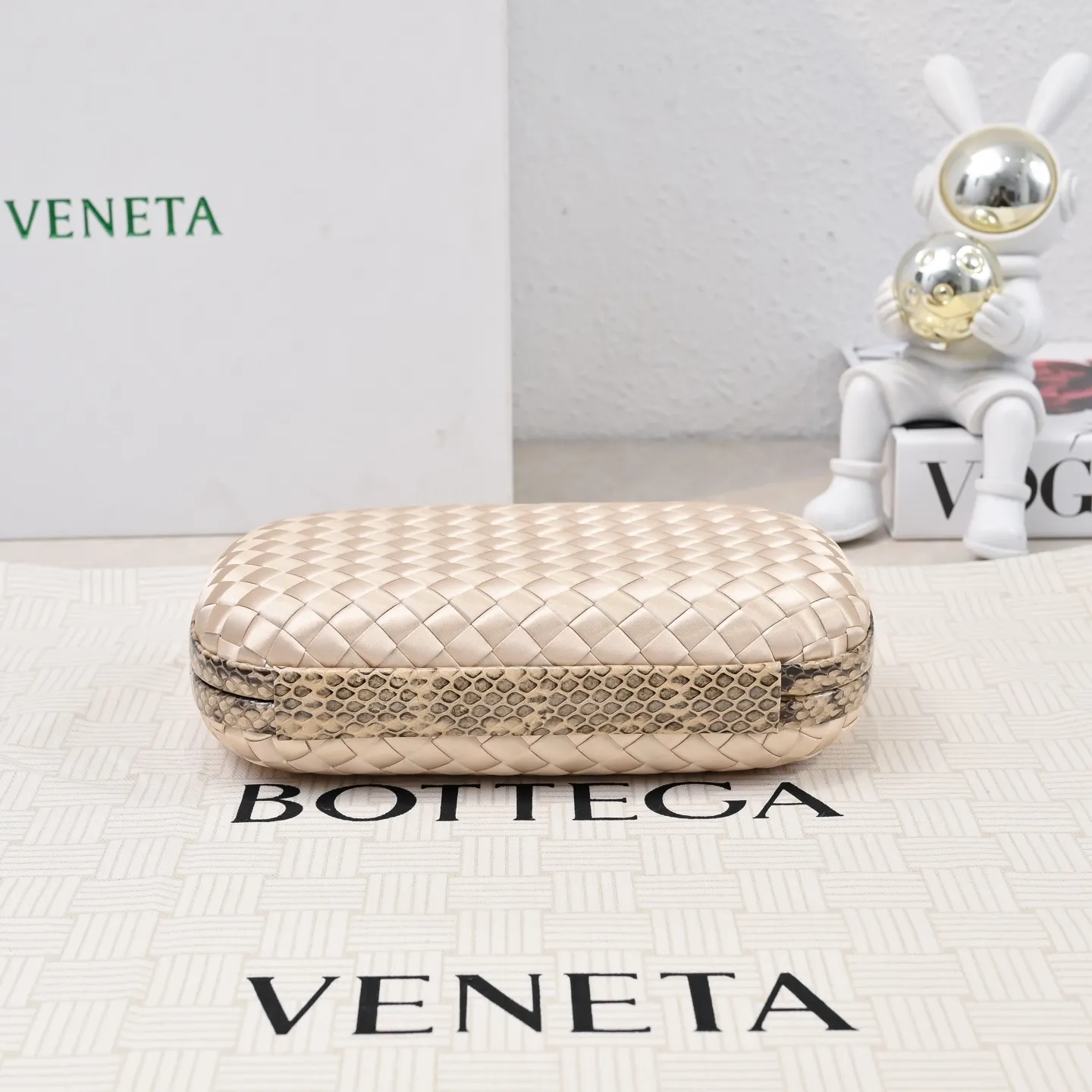 Batch 1460 #BV Knot woven evening bag series ~ Each bag reveals exquisite elegance💫Iconic classic silk weaving➕snake skin trimming with knot buckle, soft and delicate feel. The design is small and exquisite, low-key without logo, elegant and elegant. Paired with evening dress or cheongsam, it has the atmosphere of a famous and wealthy lady. Full of aura and invincible texture💃 Model: 7622 Dimensions: 20x12x5.5